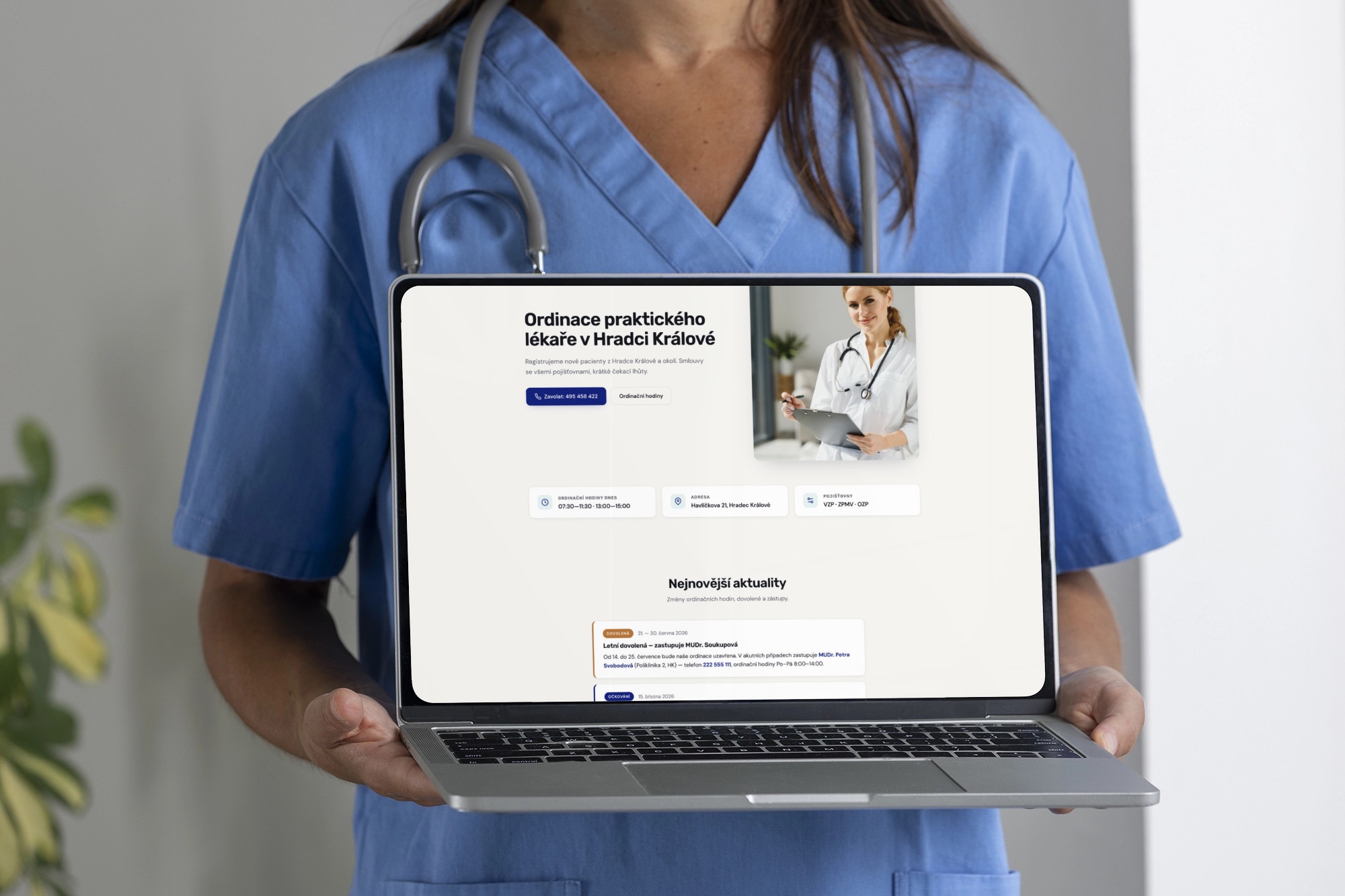 Lékař v moderní ordinaci, denní světlo, klidný profesionální výraz