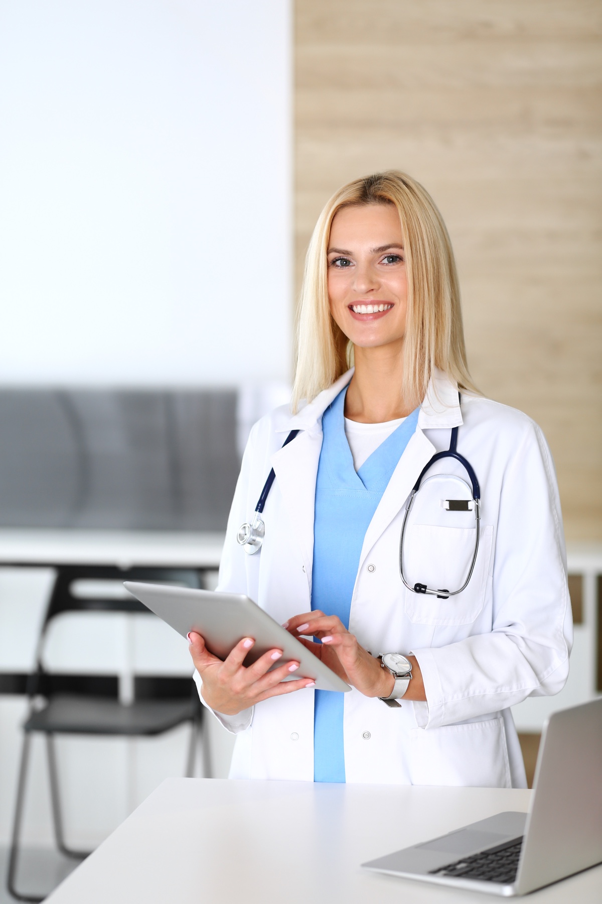 Lékařka při práci s elektronickou zdravotní dokumentací